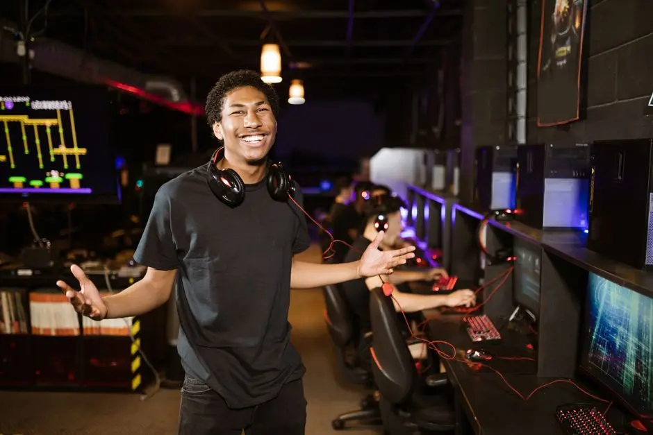 Suasana bermain game bersama teman di warnet lokal