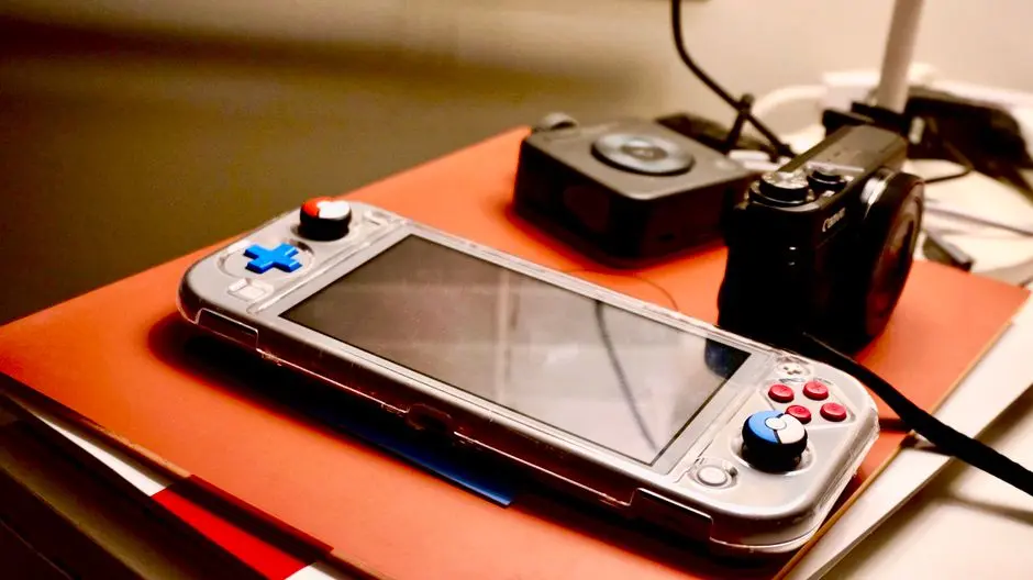 Setup perangkat bermain game seluler di atas meja kayu