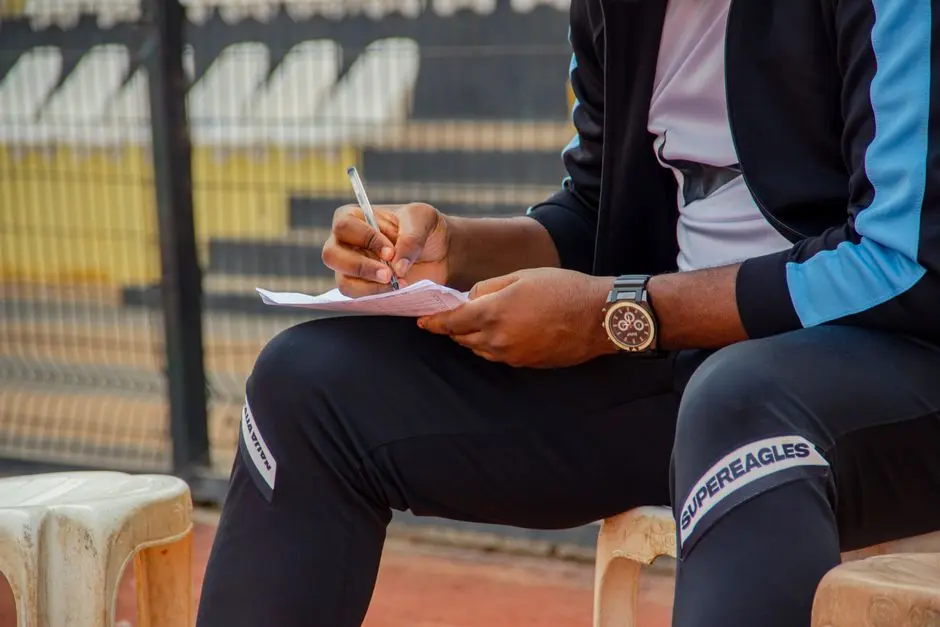 Pemain memeriksa catatan strategi setelah pertandingan