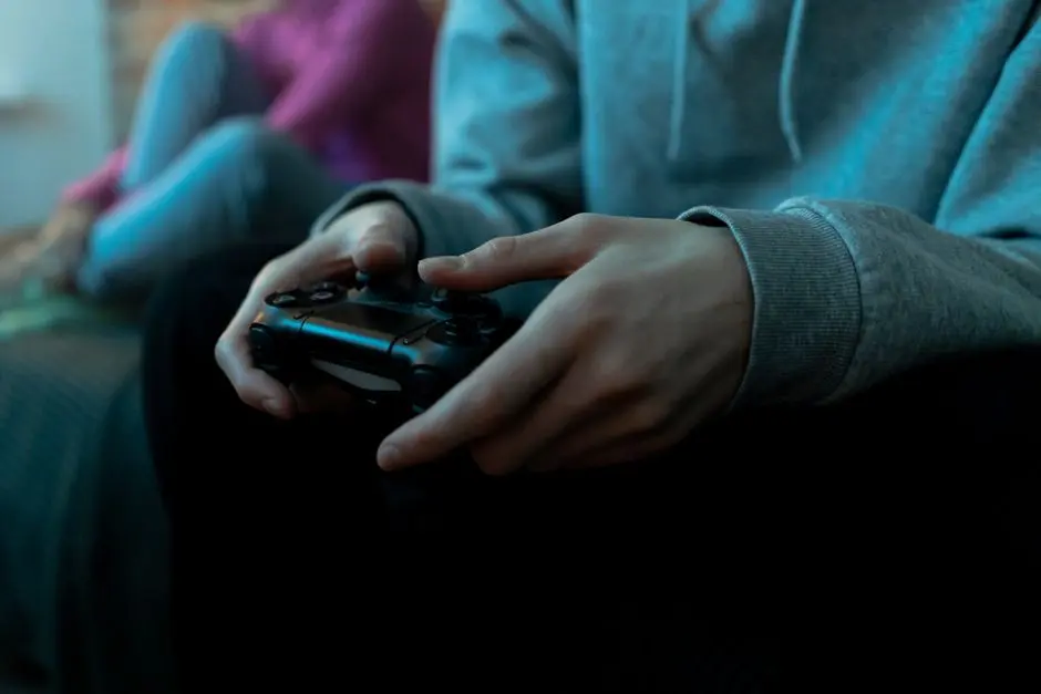 Pemain sedang fokus bermain game mobile di kamar